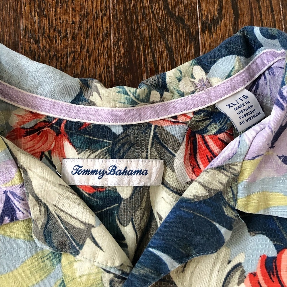 Tommy Bahama Men’s 100% Silk Tropical Jacquard Short-Sleeve Collared Button-Down - Picture 4 of 12